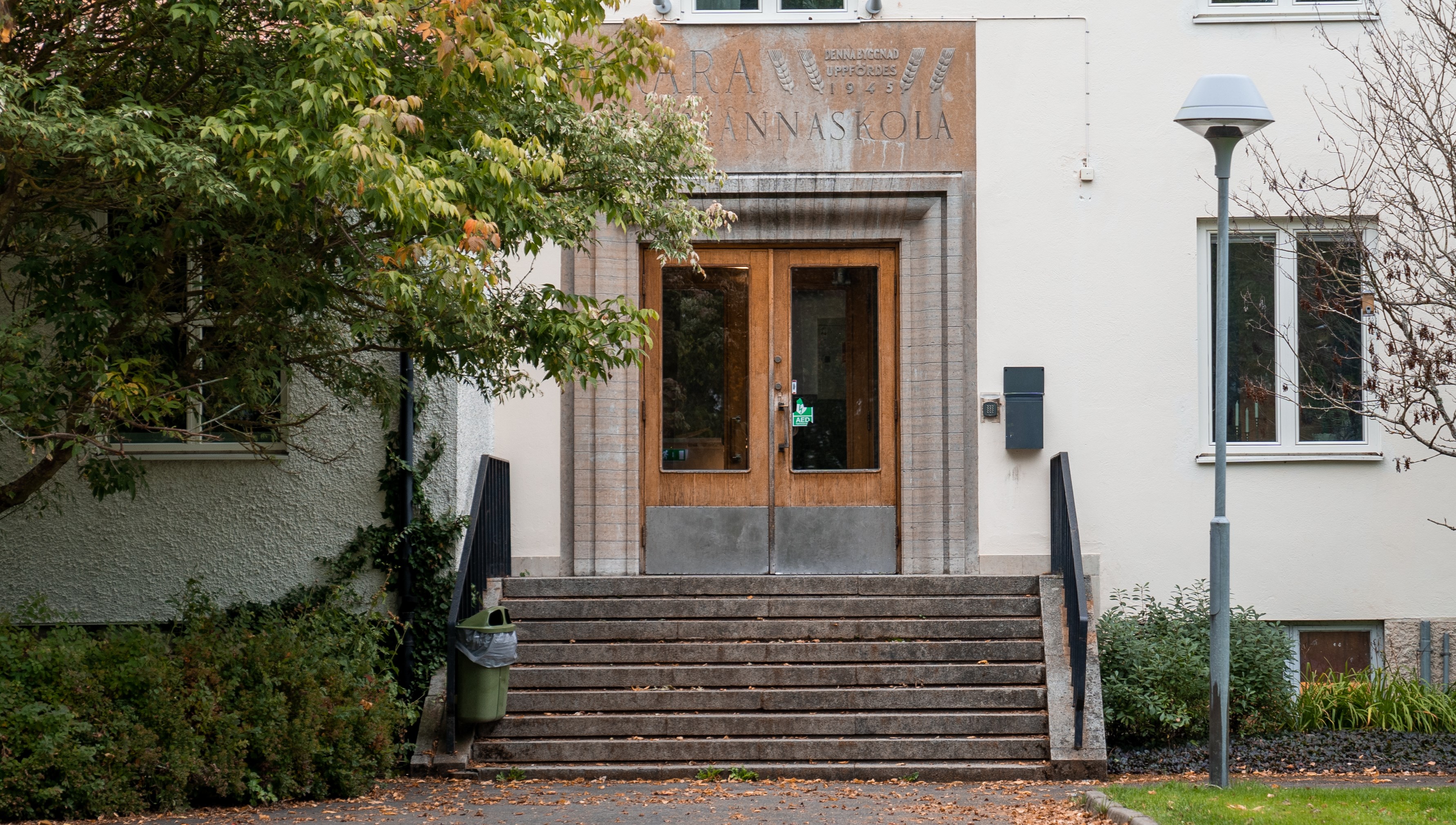 Entre till skolbyggnad och internat