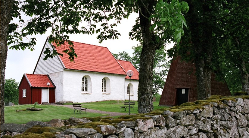 Kyrka och kyrkogård