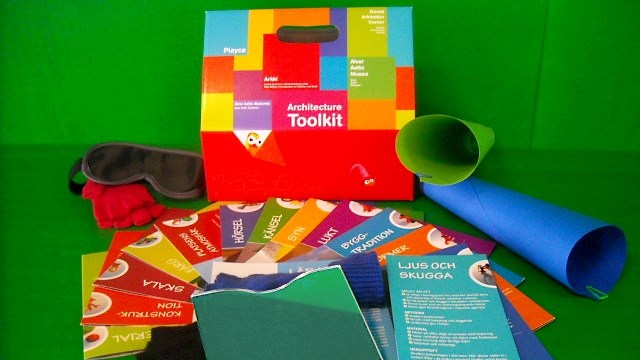 Papplåda i klara färger, foldrar och papper.