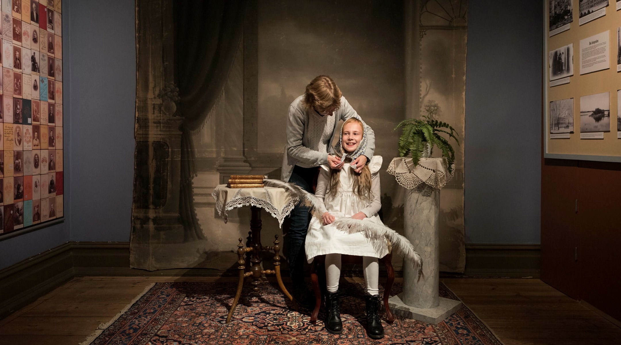 Barn blir fotograferat i den oscarianska ateljén som är en del i utställningen På kung Oscars tid, Vänersborgs museum, Vänersborg.