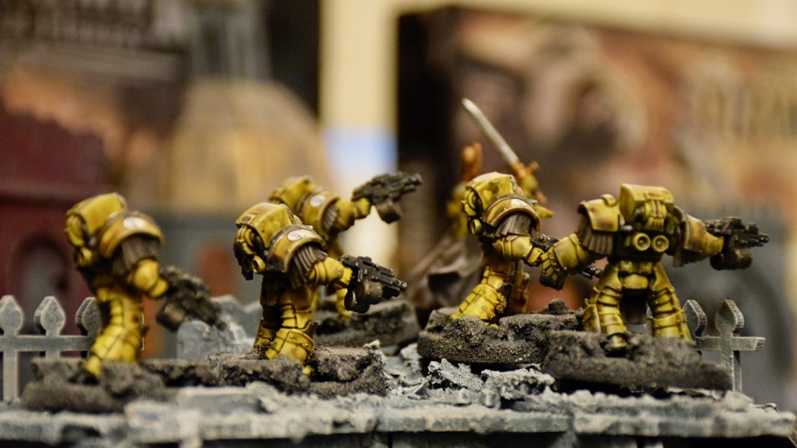 Små spelfigurer i plast drabbar samman.