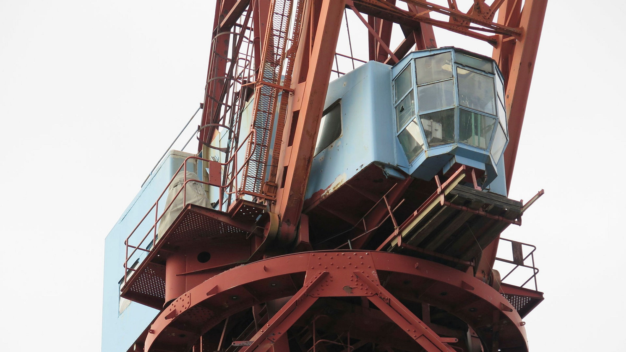 Snett underifrån, styrhytten på kran 43