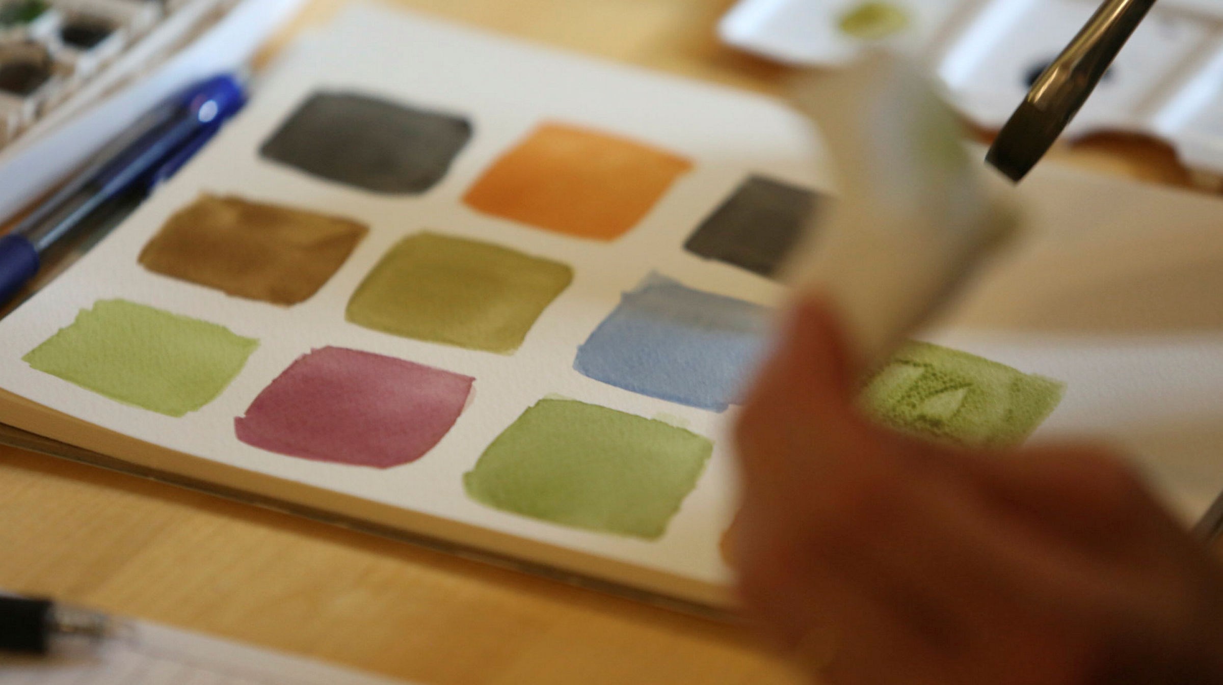 Person blandar färg. Akvarellmåleri