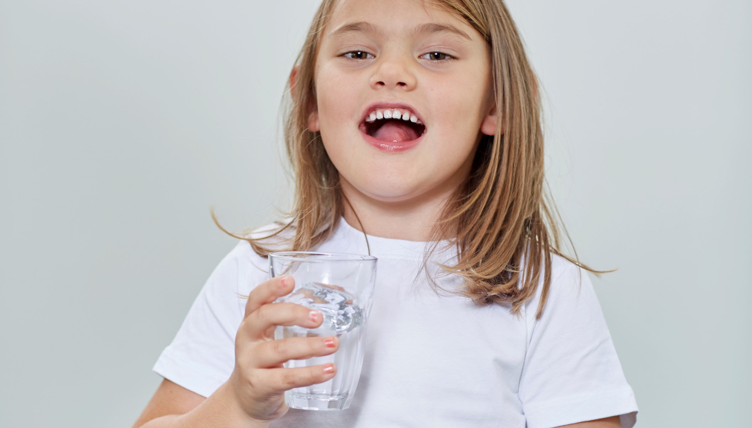 Flicka dricker vatten