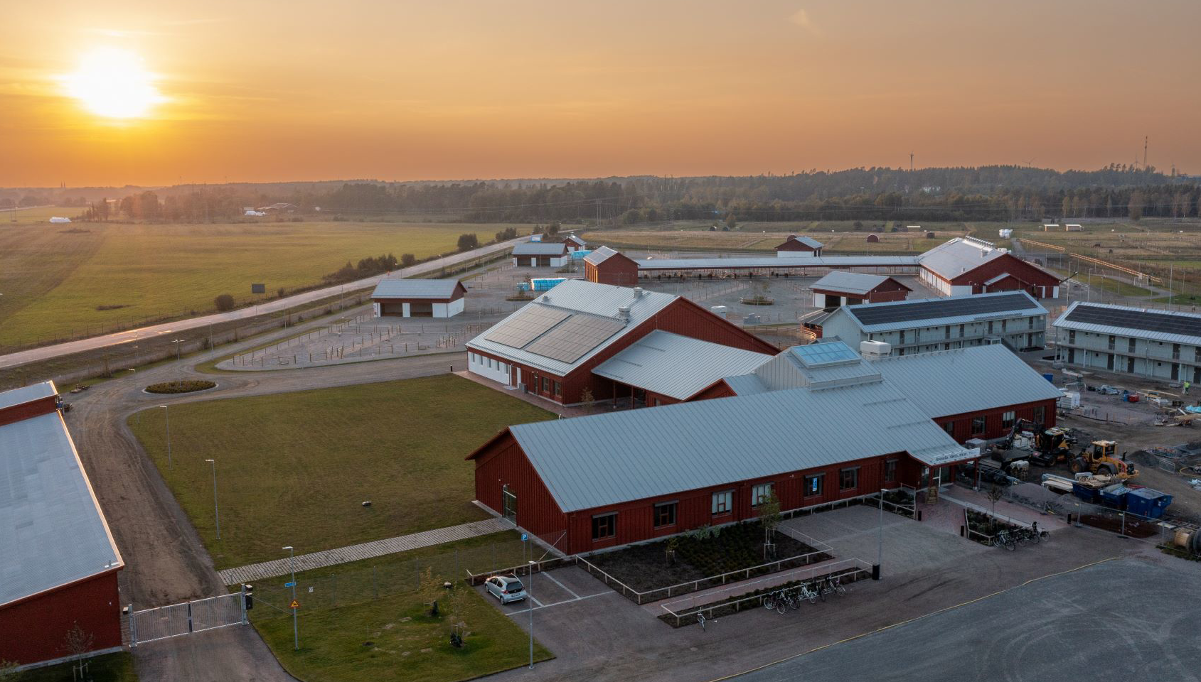 Översiktsbild över nya Axevalla hästcentrum i solnedgång