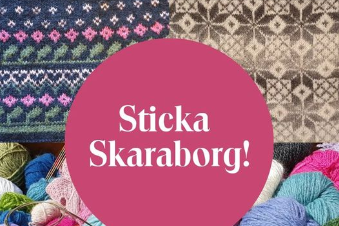 Texten Sticka Skaraborg i en rosa cirkel mot bakgrund av mönsterstickning