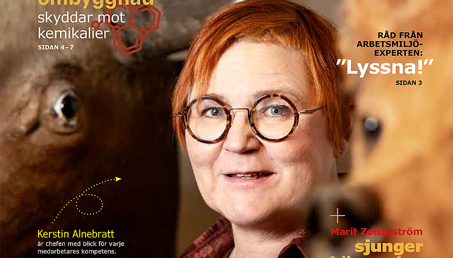 kvinna med rött hår och glasögon tittar in i kameran