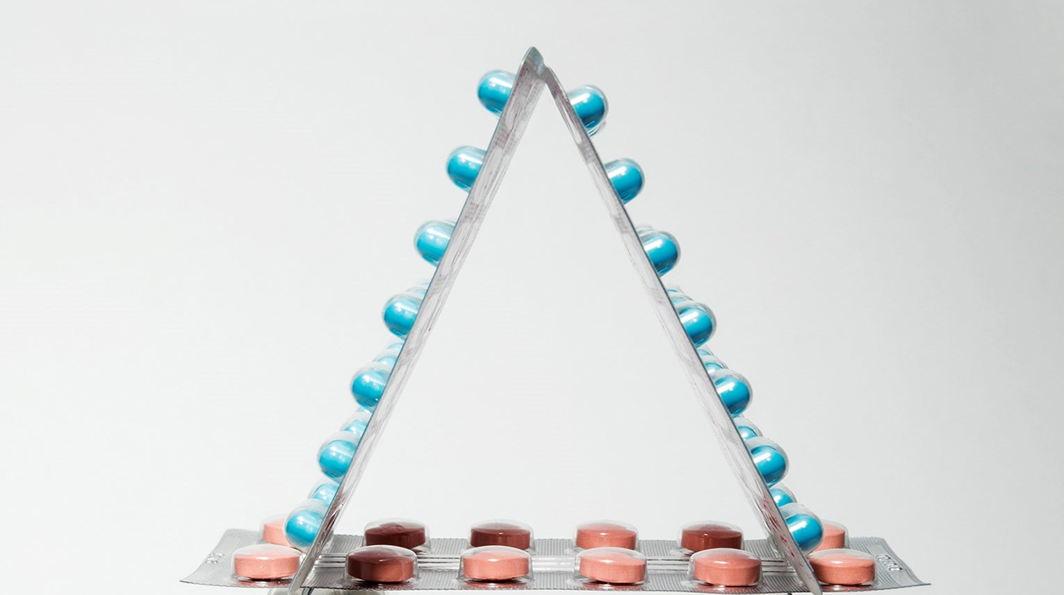 Torn med tablettkartor i olika färger.