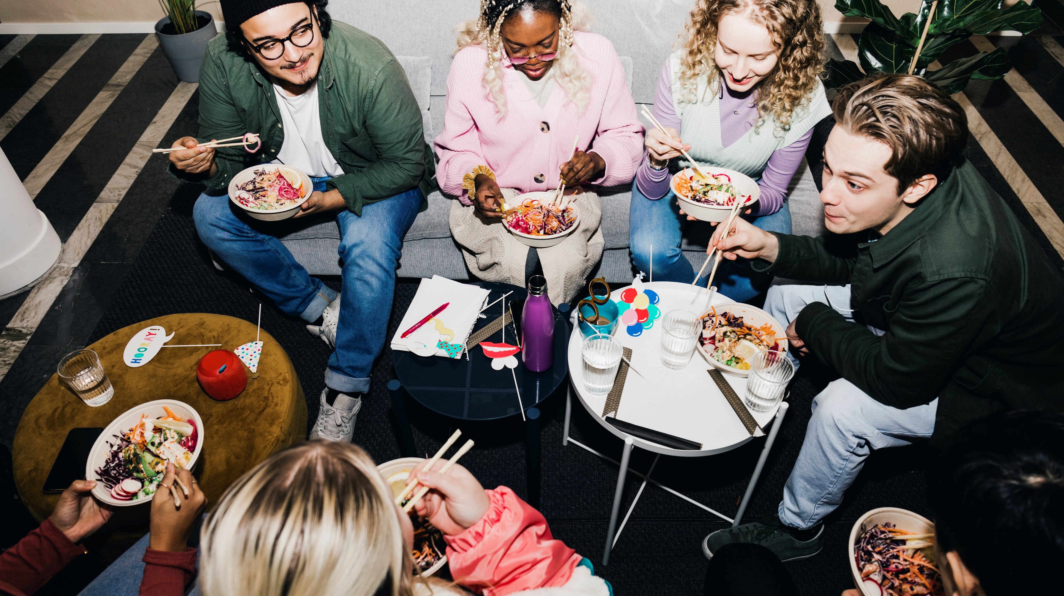 Ungdomar som äter en måltid.