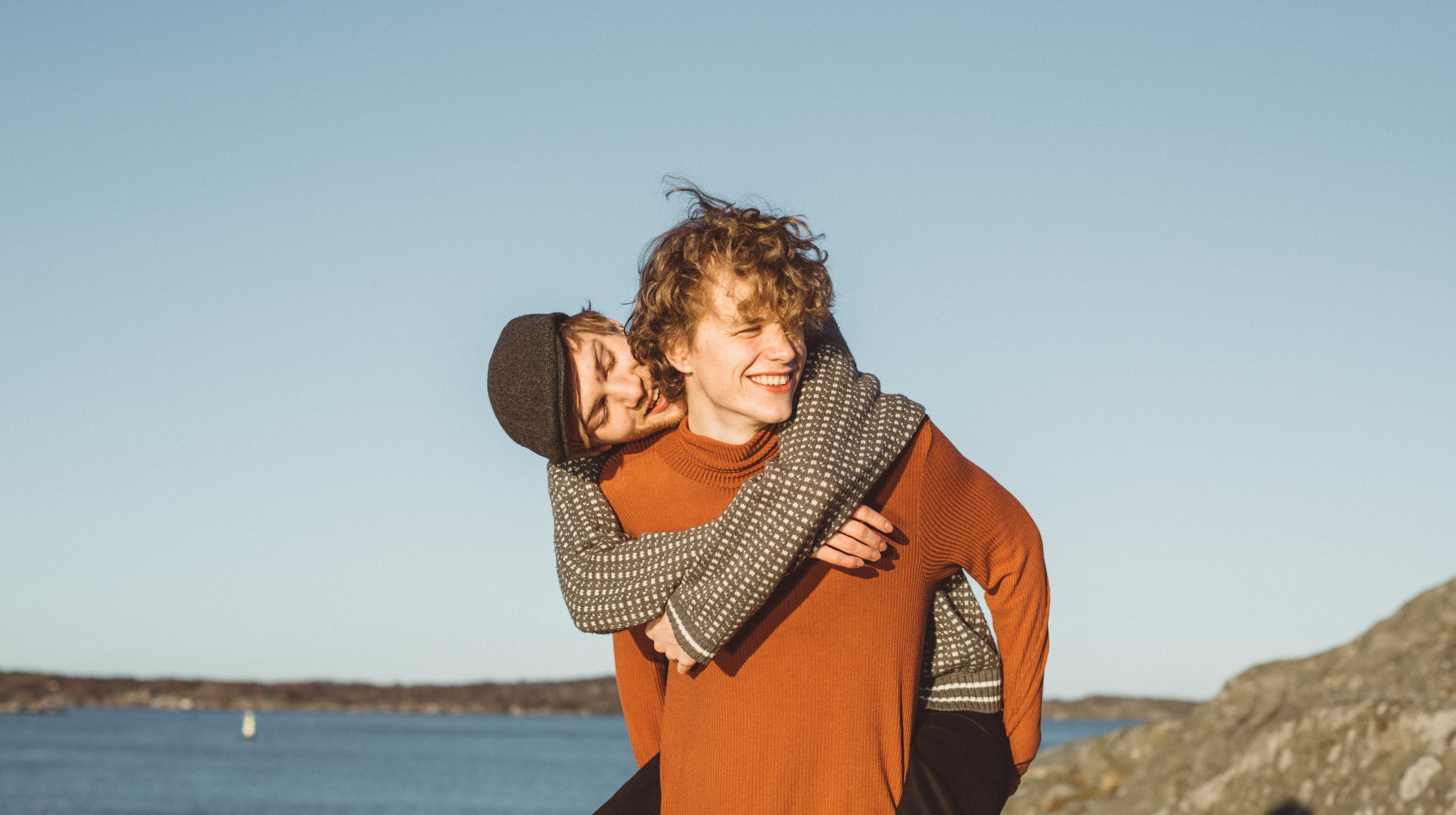 Två män som kramas