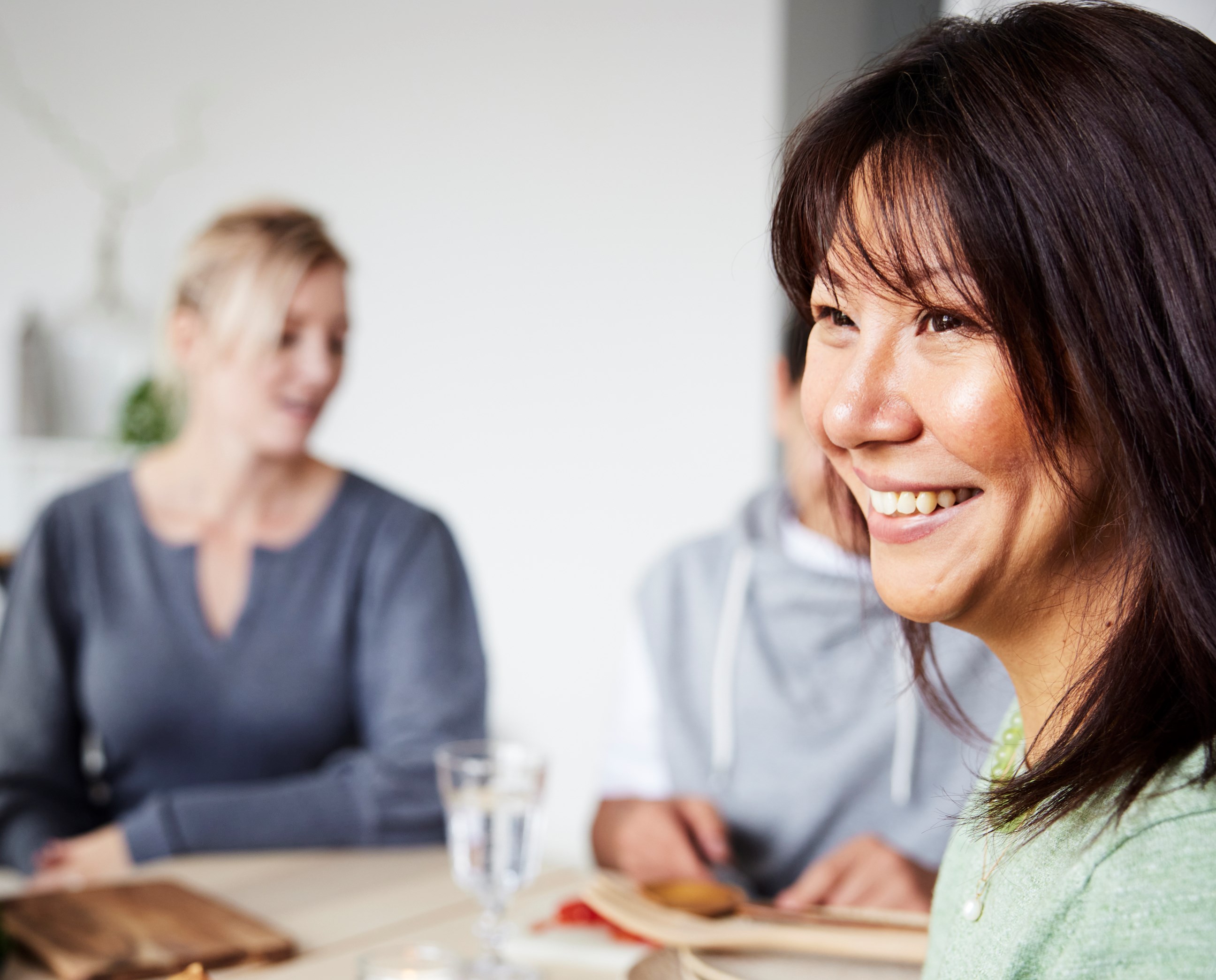 Människor umgås i kök