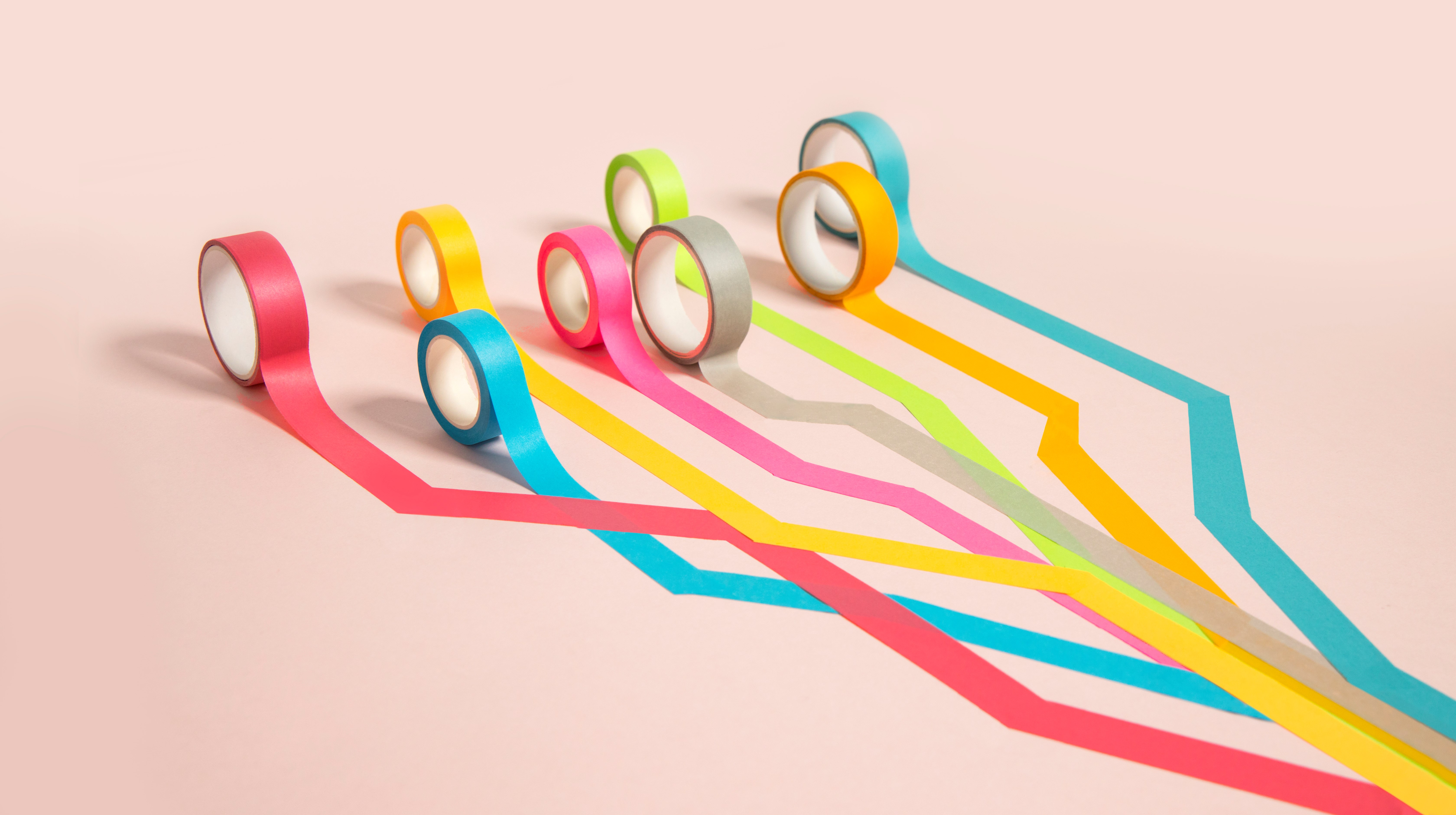 flerfärgade tejprullar som rullats ut 