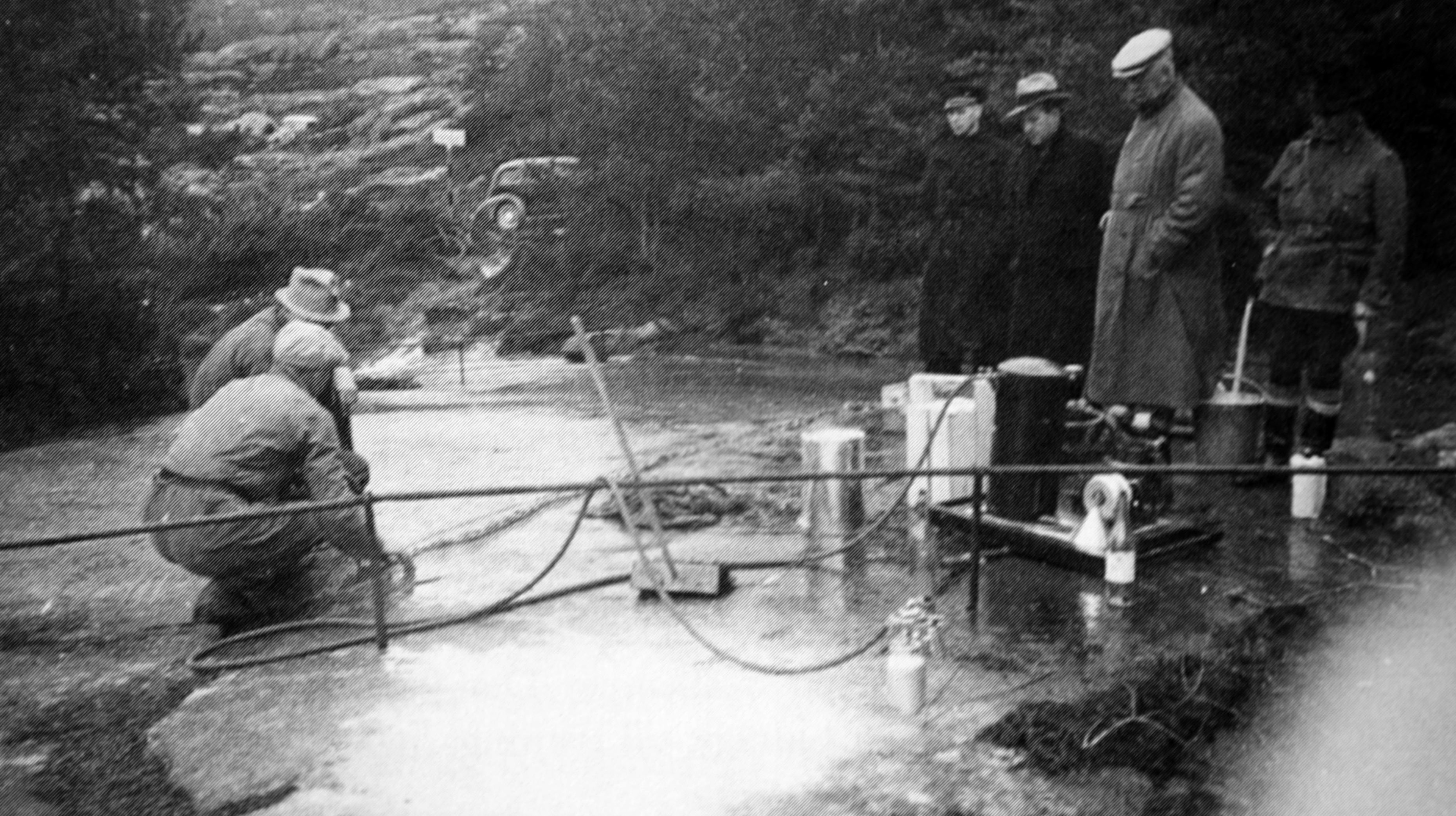 Bilden visar påsprutning av gummimassa för avgjutning av Litslebyhällen, troligen hösten 1938. Källa: Gustafsson och Karlsson, 2004. Plats på scen.