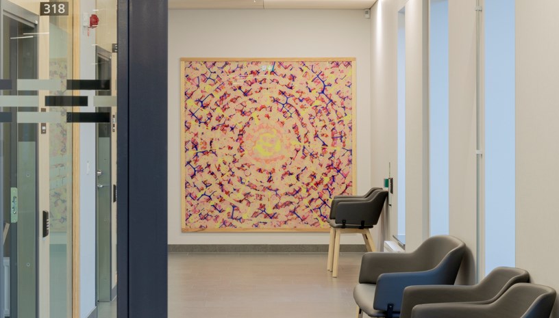 Konstverk i slutet av en korridor