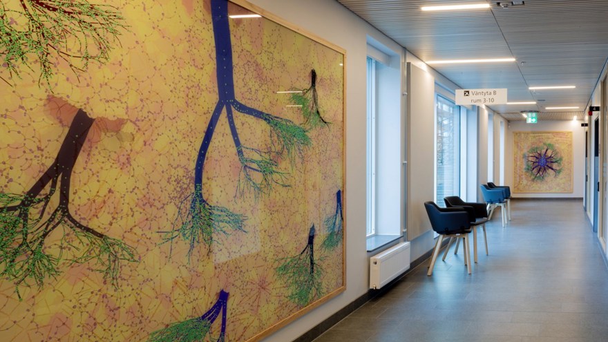 Konstverk på vägg i en korridor