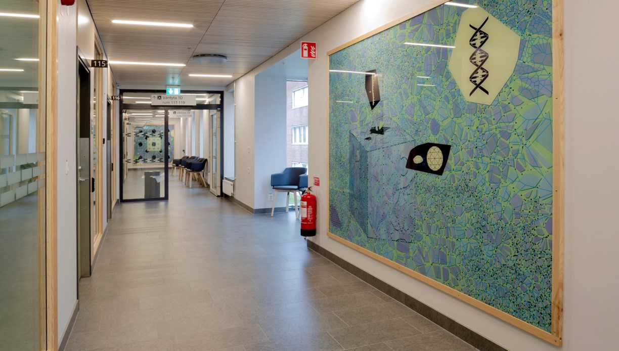 Konstverk i turkosa toner i en korridor