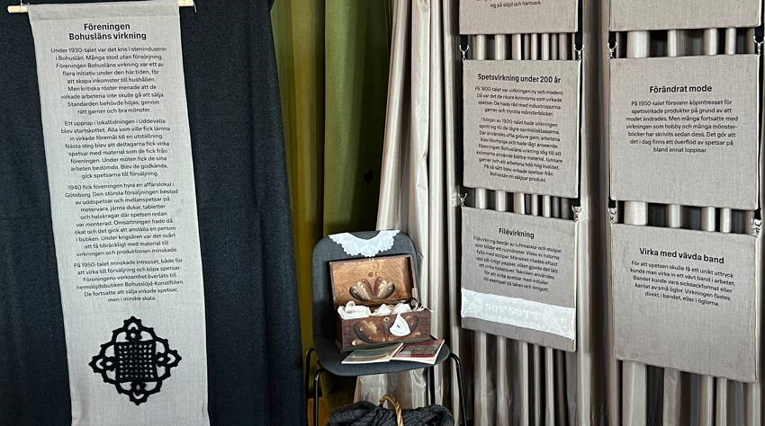 En liten utställning i ett rum