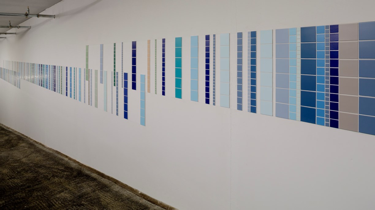 Vägg med infälld konstnärlig utsmyckning i garage