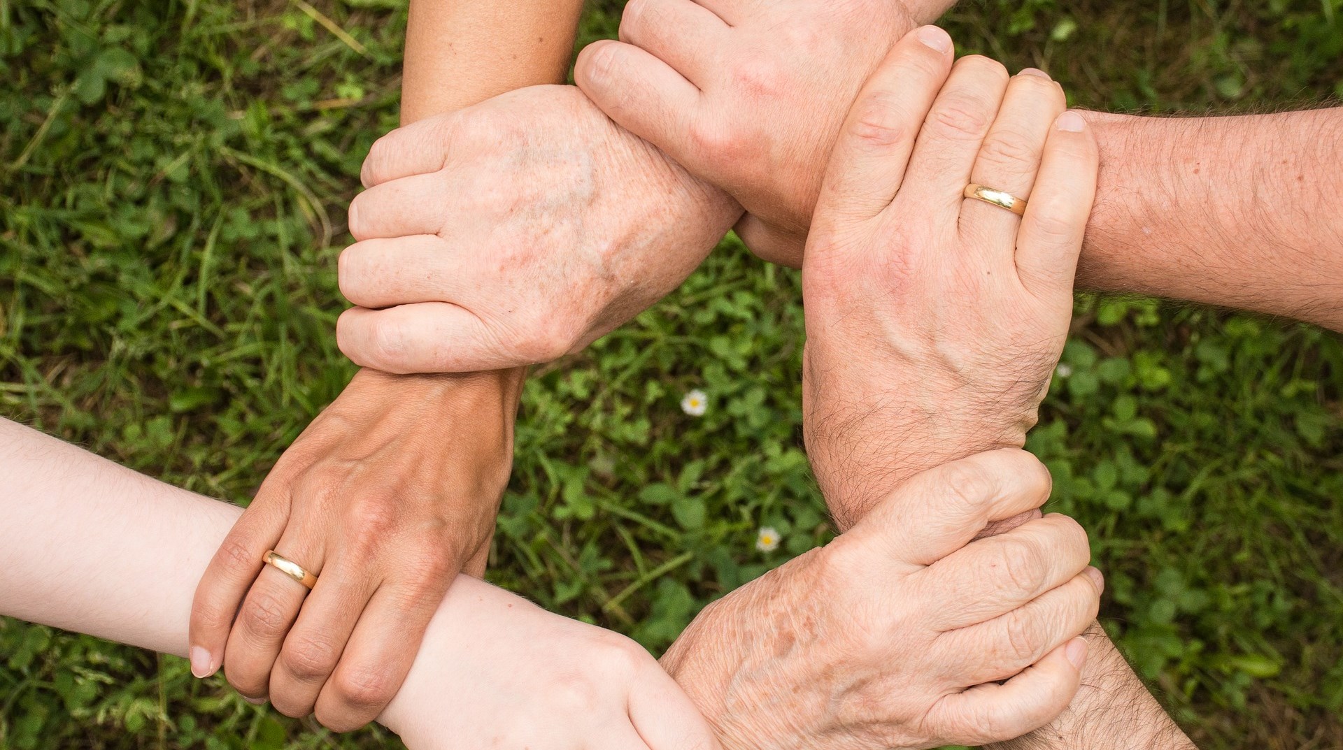Sex händer håller i varandra