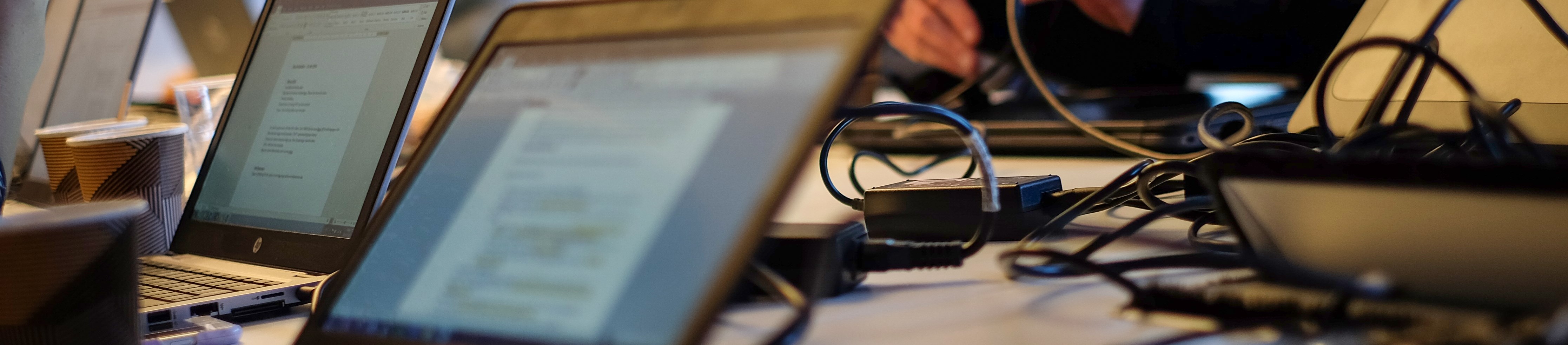 Datorer och sladdar på ett bord