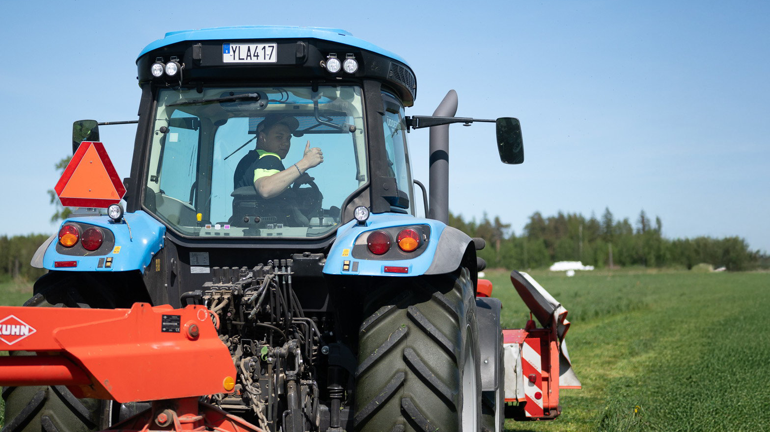 Traktor på grönt fält