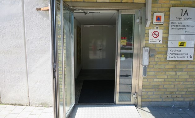 Glasdörr på tegelbyggnad